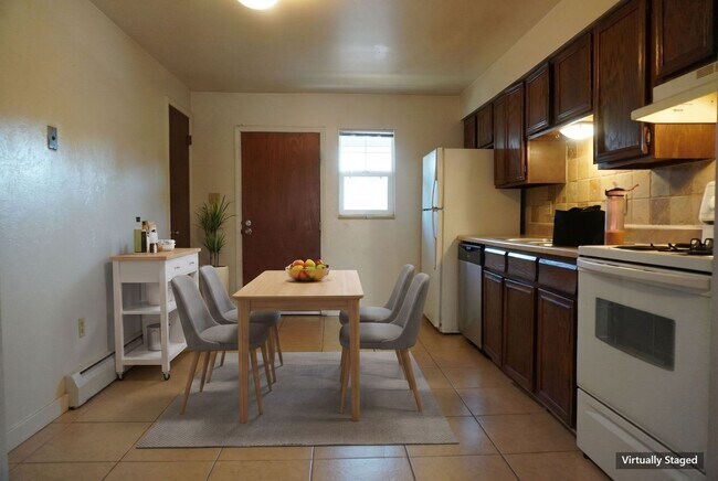 Building Photo - $500 OFF 1ST MONTH! $1,695/MO (GAS, WATER, SEWER & TRASH INCLUDED)  Look & Lease Special: Apply w...