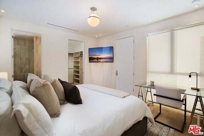 Building Photo - 508 N Sweetzer Ave