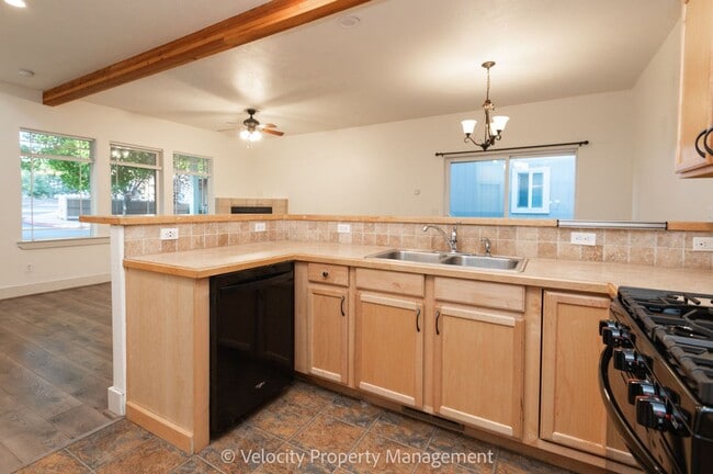 Building Photo - Beautiful Home in SW Bend - 1 pet considered!