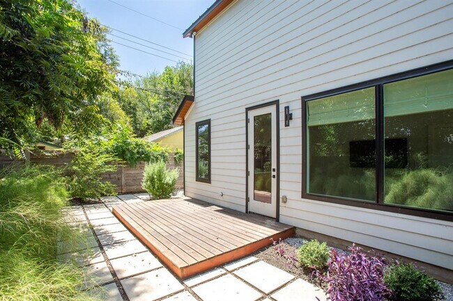 Building Photo - 913 Mansell Ave