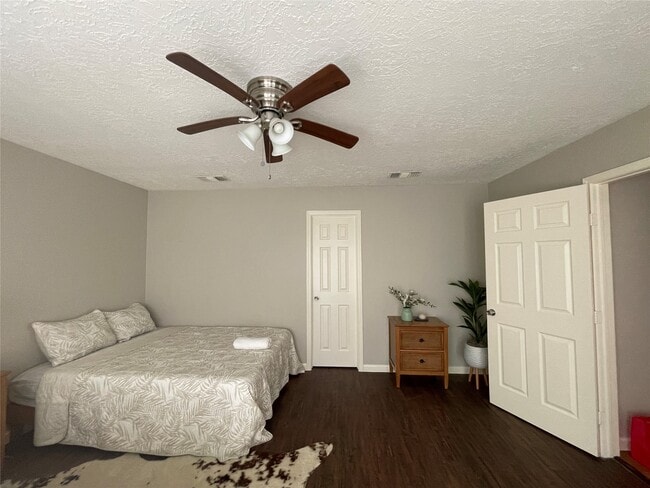 Building Photo - 15630 Pine Mountain Dr