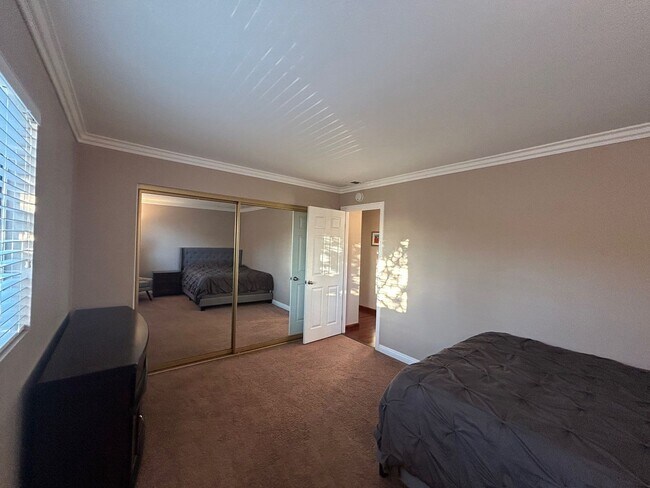 Building Photo - Rent Today!! Stunning 3-Bedroom Condo with...