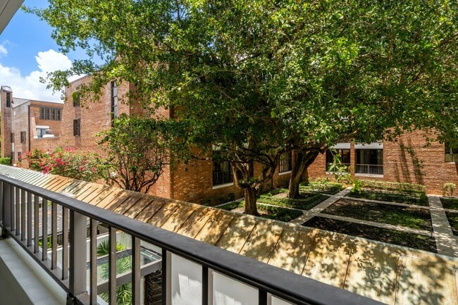 Building Photo - 10659 NE Quay Bridge Ct
