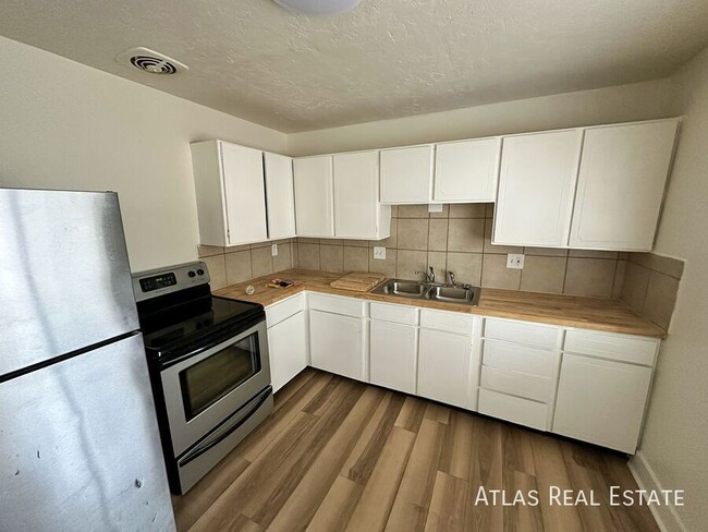 Building Photo - Newly Remodeled Ground Floor Unit | 2 Beds...