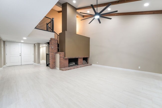 Building Photo - 968 Pinehurst Dr