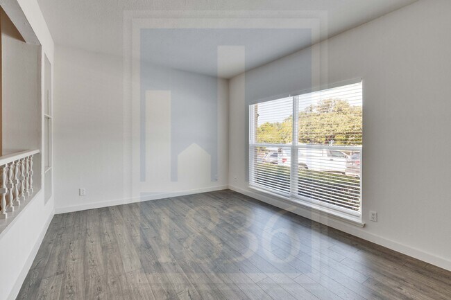 Building Photo - 907 E Oltorf St
