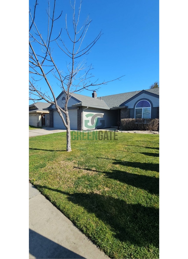 Building Photo - Now Available! Spacious 3 Bedroom, 2 Bathroom Home.