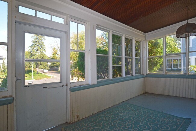 Building Photo - Beautiful 3-Bed 1.5-Bath Home in St. Paul!