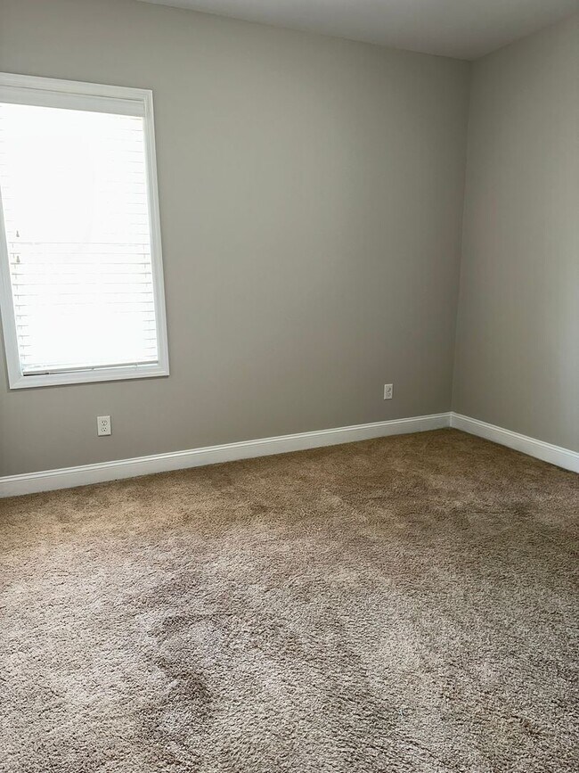 Building Photo - Large family home with fenced back yard in...
