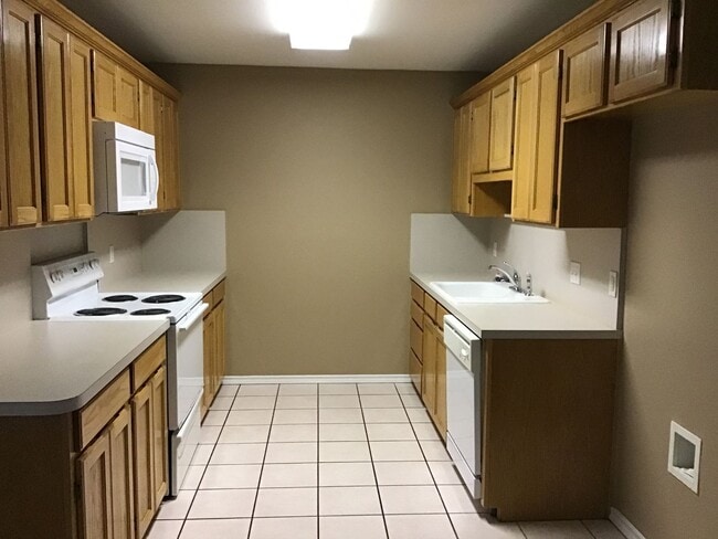 Building Photo - 2/2/2 LAWNCARE INCLUDED - near Hospital Di...