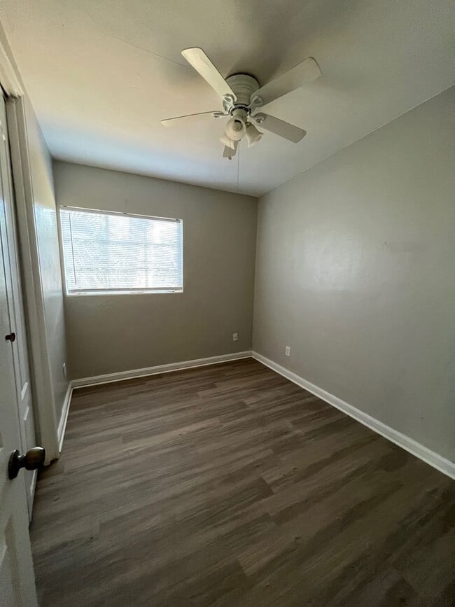 Building Photo - Spacious 3 bedroom 1 bathroom home with ni...