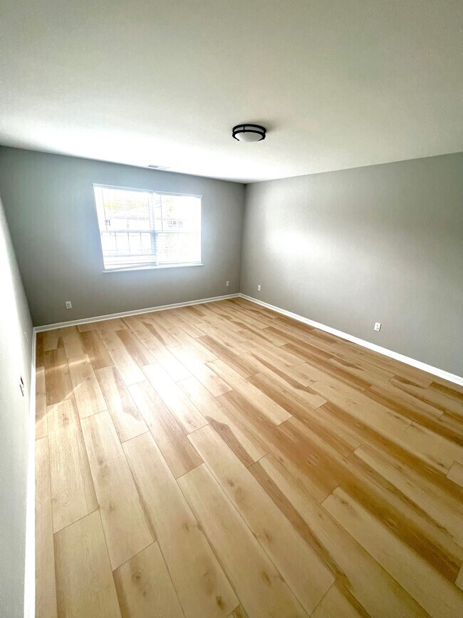 Building Photo - 5753 Tanager St