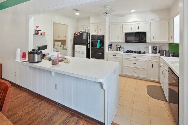 Building Photo - 1406 Angelina Cir