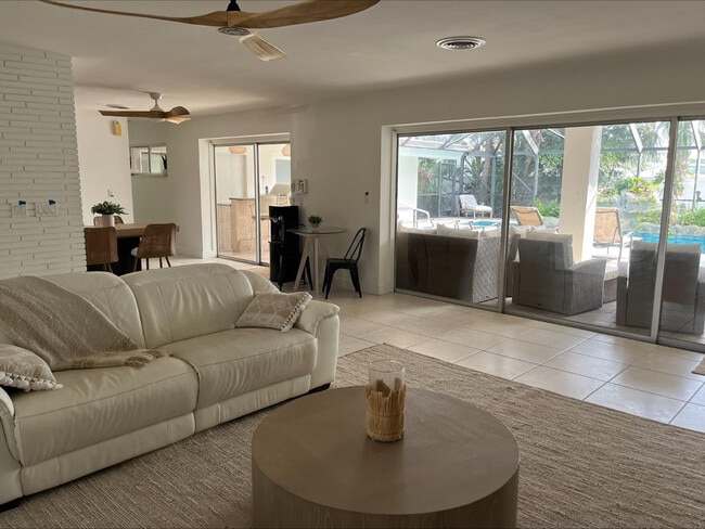 Building Photo - 556 SE 15th Ave