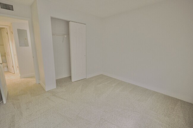 Building Photo - 3737 Loretto Rd