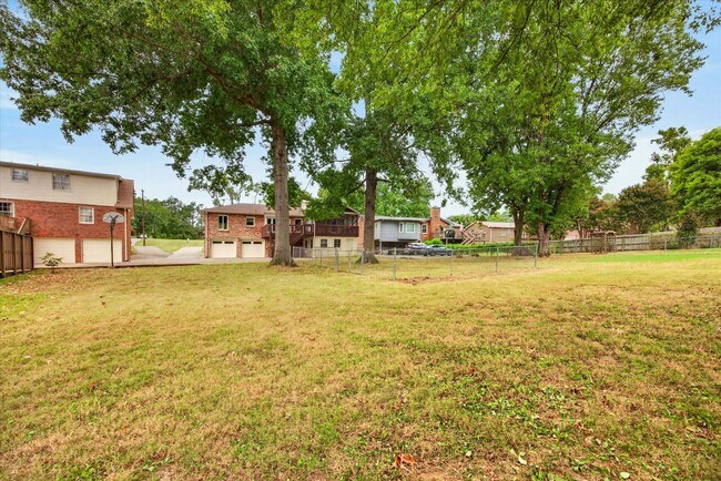 Building Photo - 717 Goodpasture Terrace