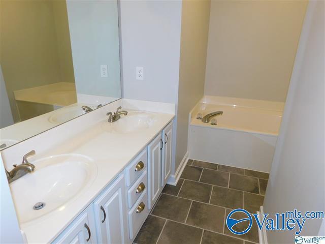 Building Photo - 113 Winding Trail