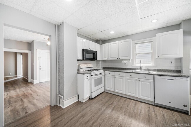 Building Photo - 17 Lawrence Ave