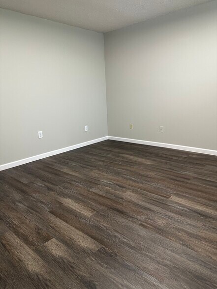 Building Photo - 2532 Sandbury Blvd