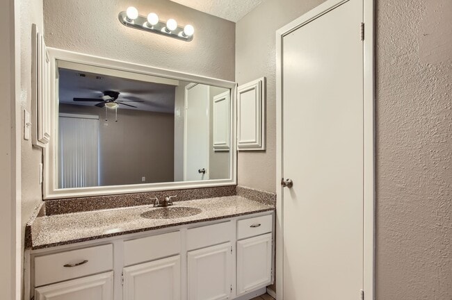Building Photo - 5607 Circlegate Dr