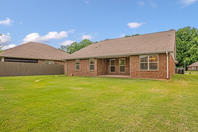 Building Photo - 128 Willow Tree Dr