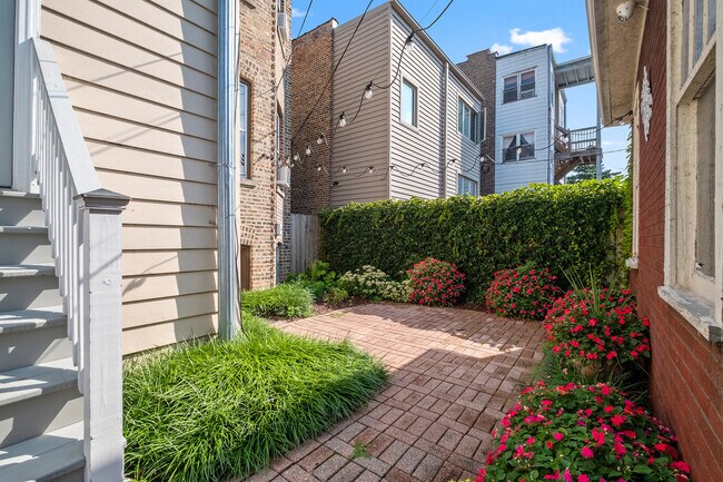 Building Photo - 1335 W Thorndale Ave