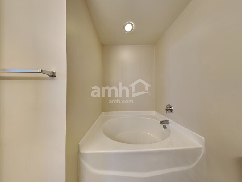 Building Photo - 1140 Moss Grove Dr