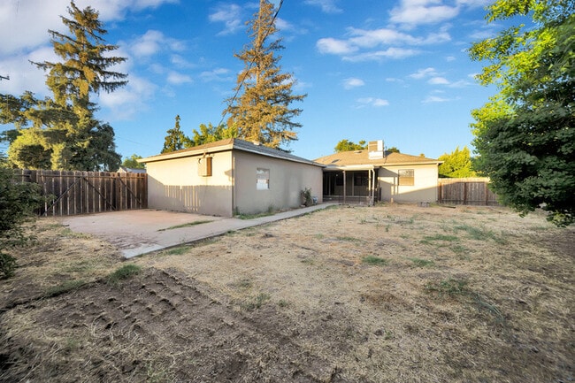 Building Photo - 1301 S Lee Ave