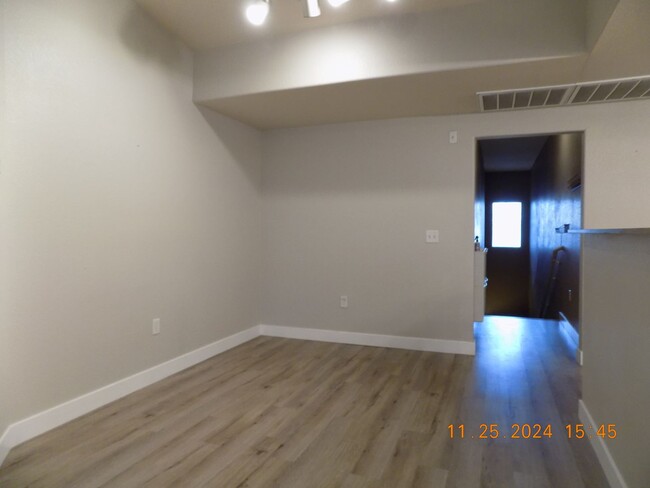 Building Photo - Well maintained up stairs condo