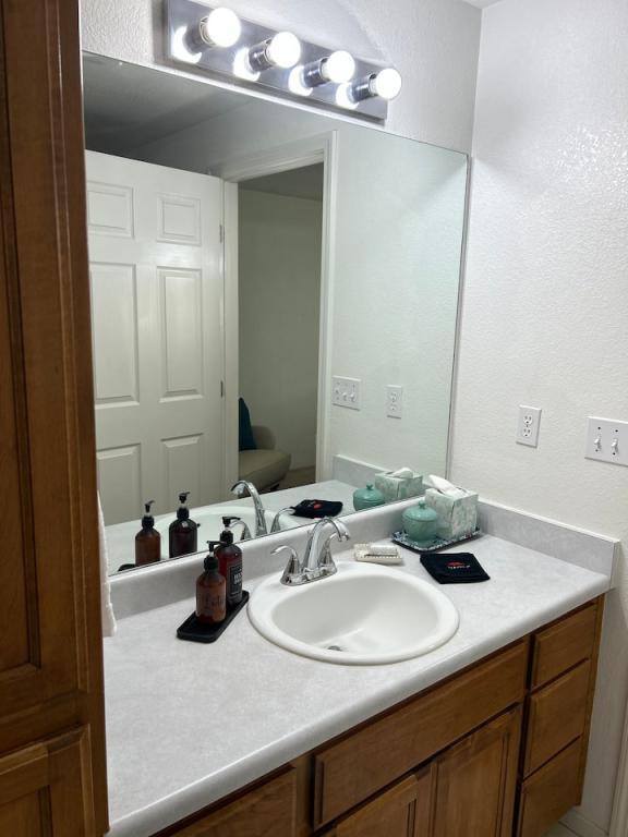 Building Photo - 563 Primrose Dr