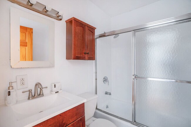 Building Photo - 240 E 26th St