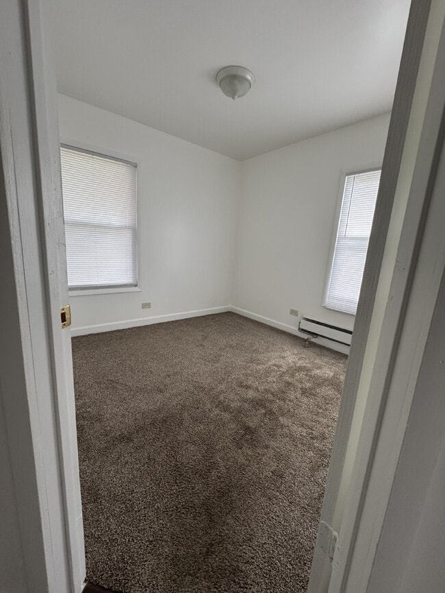 Building Photo - Spacious 2-Bedroom Apartment in Chicago He...