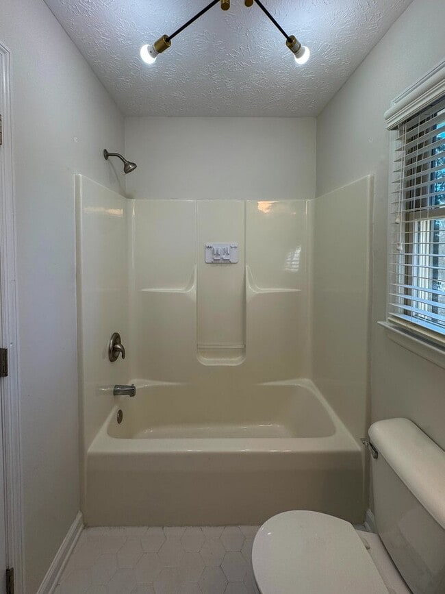 Building Photo - Charming 3 Bed, 2.5 Bath Home with a Bonus...