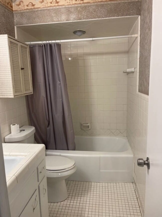 Building Photo - Large 1960's Home Near 21st & Sheridan!