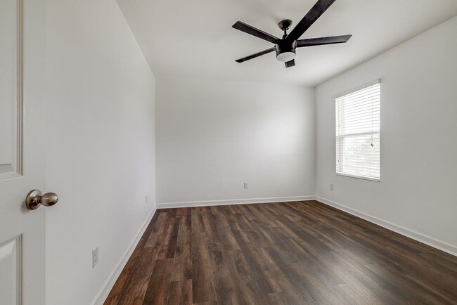 Building Photo - Spacious & Convenient