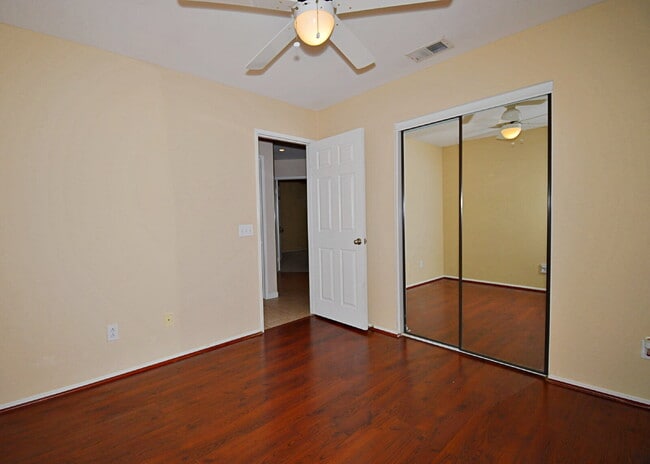 Building Photo - 3-Bedroom Home, Large backyard  & Pets Welcome