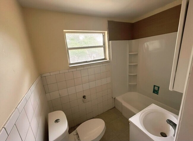 Building Photo - 6064 Longchamp Dr