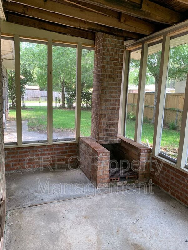 Building Photo - 205 Pinewood Dr