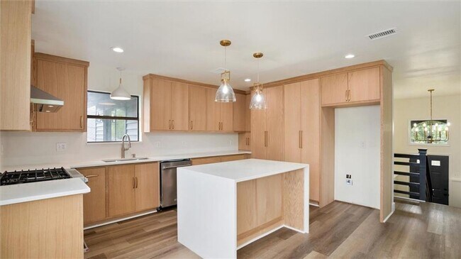 Building Photo - Renovated Waterfront Home