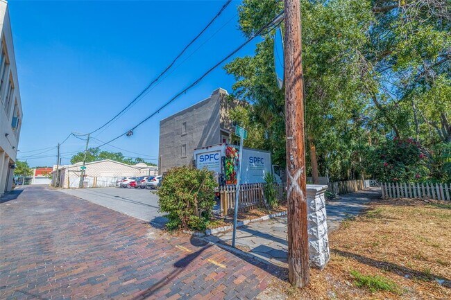 Building Photo - 330 Lang Ct N