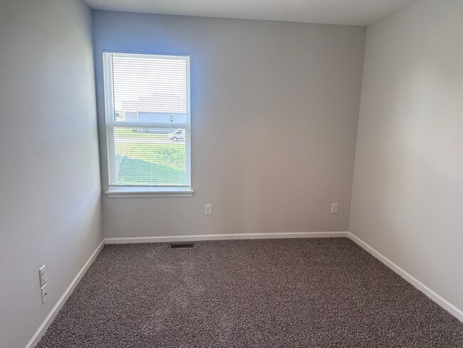 Building Photo - 3 Bed | 2.5 Bath | 2 Car Garage Townhome in Grain Valley w/ Special