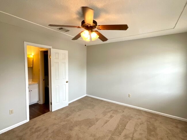 Building Photo - 3932 Miramar Ct