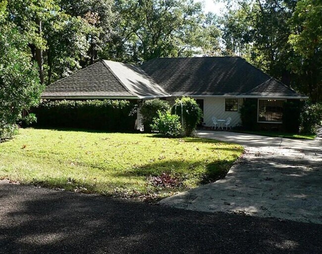 Building Photo - 371 Carriage Trail