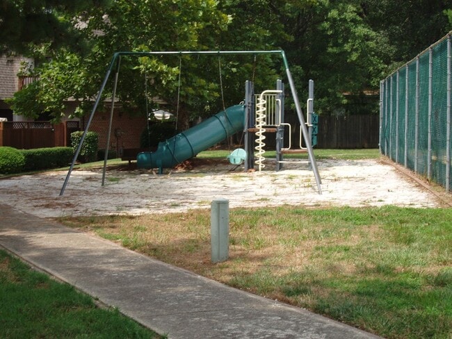 Building Photo - Chapel Hill / Finley Forest Townhouse
