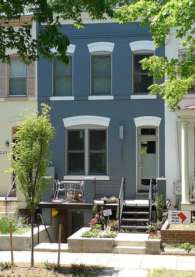 Building Photo - 2300 Ontario Rd NW