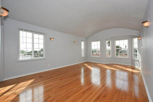 Building Photo - 1252 N Mariposa Ave