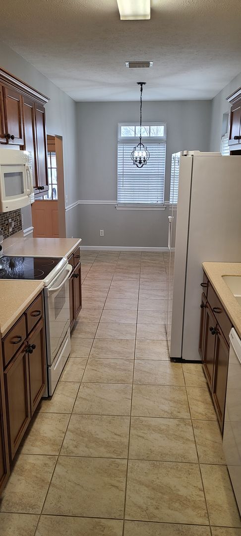 Building Photo - 810 E 24th St