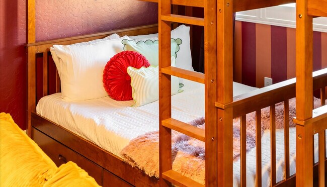 Building Photo - 2431 E Laurel St