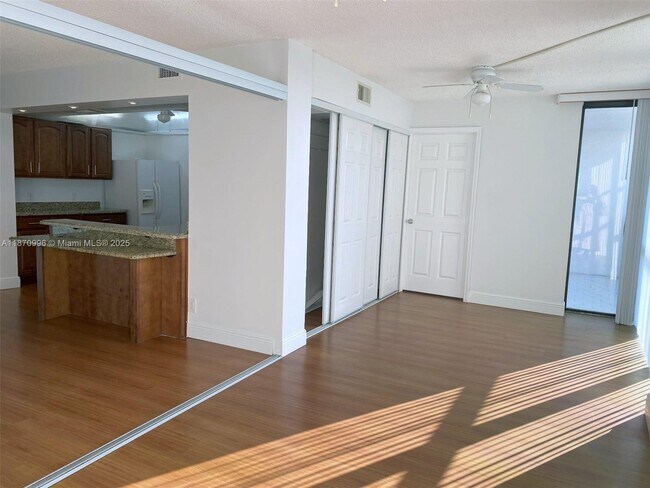 Building Photo - 1000 Parkview Dr