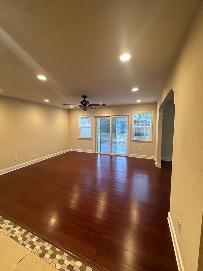 Building Photo - Gorgeous, 3 bedroom, 2.5 bath home, ready for move in